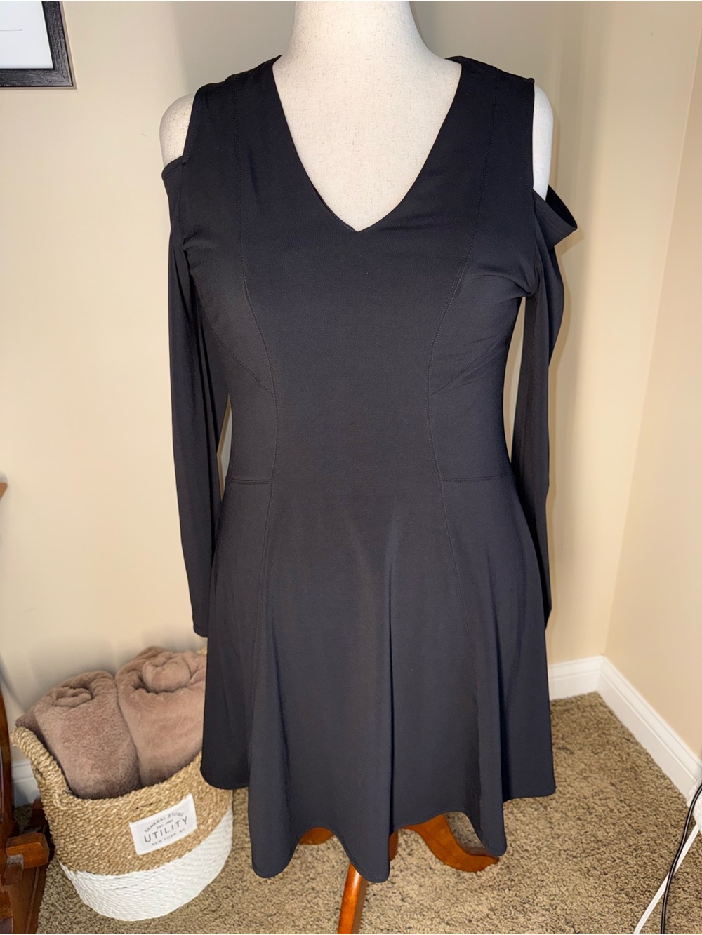Karen Kane Black Cold-Shoulder V-Neck Long Sleeve Dress